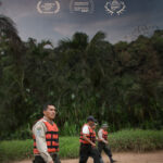 Four individuals wearing life jackets walking on dry land in a forested area, with the title 'TIGRE GENTE' displayed above.