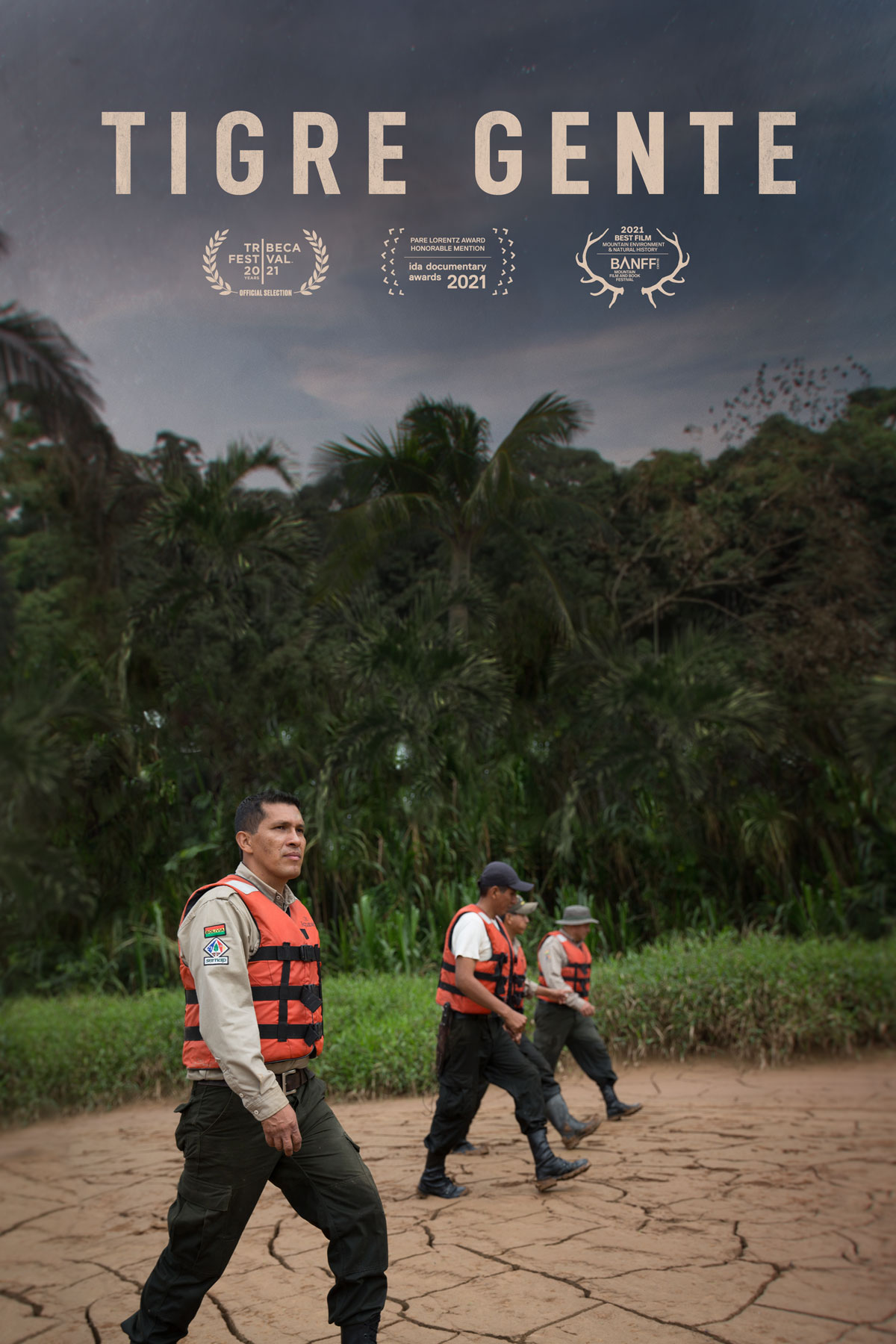 Four individuals wearing life jackets walking on dry land in a forested area, with the title 'TIGRE GENTE' displayed above.